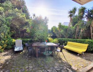 a table and two chairs and a yellow bench at Concha de Moledo in Moledo