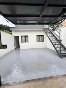 an empty parking lot with a staircase in a building at Casa nova e confortavel, Itabirito, MG in Itabirito