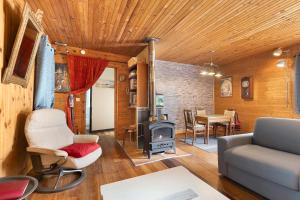 a living room with a couch and a fireplace at La Cabane du Bassin in Lanton