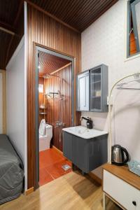 a bathroom with a sink and a bed and a tub at Home Đăng Hải in Phú Hiệp +71 photos