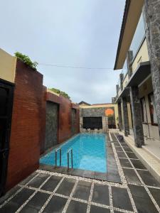 a swimming pool in the middle of a building at Umahnis Villa in Ngabean
