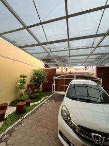 a white car parked in a parking lot at Umahnis Villa in Ngabean