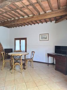 a dining room with a table and chairs at Agriturismo Settepassi Tuscany in Ponte Buggianese
