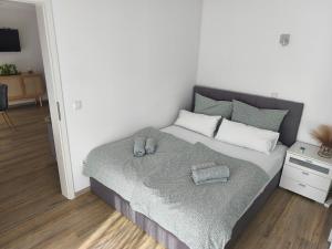 a bedroom with a bed with two towels on it at Herdecke, Ruhrperle in Herdecke