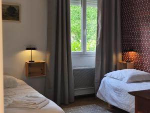 a bedroom with two beds and a window at Aubrion de Cremens in Magnan