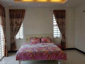 Ένα ή περισσότερα κρεβάτια σε δωμάτιο στο Borey Villa Toulsangke