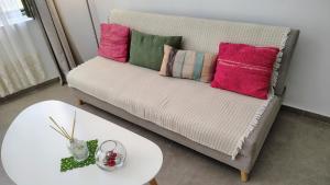 a couch with pillows and a table in a living room at Kleopatra's residence in Bendevís