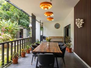 an outdoor patio with a wooden table and chairs at Villa Vista in Wok Tum