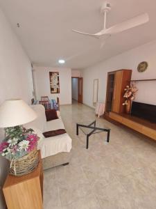 a living room with a couch and a table with flowers at Altet San Francisco in El Alted