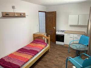 a small room with a bed and a kitchen at Tóparti Camping in Tiszafüred