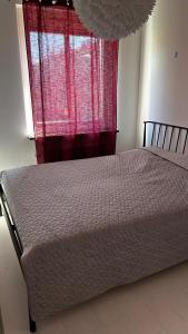 a bed in a bedroom with a red window at Centrumnära in Gothenburg