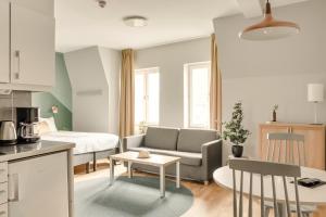 ein Wohnzimmer mit Sofa und Tisch in der Unterkunft The Nooq Lund - Hotel & Studios in Lund