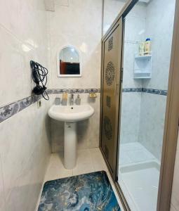 a bathroom with a sink and a shower at Cocon alpin -studio bien équipé in Ifrane