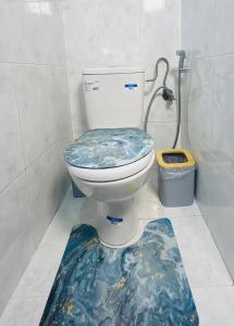 a bathroom with a toilet with a rug on the floor at Cocon alpin -studio bien équipé in Ifrane