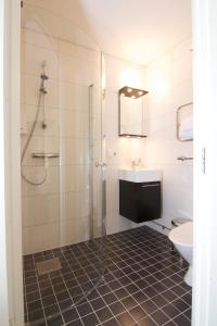 Koupelna v ubytování Hotell Tinget + 14 fotografií