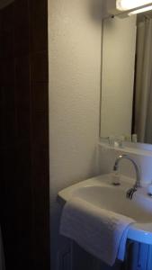 アラヌエにあるVVF "Piau-Engaly" Aragnouetのバスルーム(洗面台、鏡付)