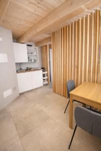 eine Küche und ein Esszimmer mit Tisch und Stühlen in der Unterkunft Boutique Alpine Studio by SupaStays in Courmayeur