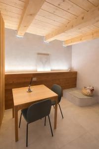 ein Esszimmer mit einem Holztisch und Stühlen in der Unterkunft Boutique Alpine Studio by SupaStays in Courmayeur
