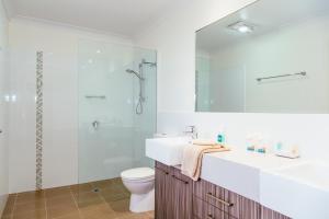 uma casa de banho com um lavatório, um WC e um chuveiro em Coffs Jetty BnB em Coffs Harbour