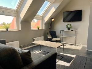 ein Wohnzimmer mit Sofa und Tisch in der Unterkunft The Nooq Lund - Hotel & Studios in Lund