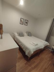 a bedroom with a bed with white sheets at Apartamento Markina Xemein in Marquina-Jemein