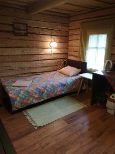 a bedroom with a bed in a log cabin at Köleri B&B in Suure-Jaani
