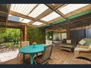 Inglenook Cottage في مونتا: فناء به طاولة وكراسي على فناء من الطوب