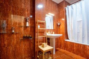 a bathroom with a sink and a mirror at FamilyHub - EcoHost - Spacious 3-bedroom apartment for 8 people with AC and parking near Porto and the beaches in Senhora da Hora +25 photos