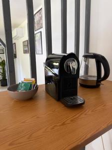 a black toaster sitting on top of a wooden counter at Le refuge de Chambord Nature, calme, forêt et prestige des châteaux de la Loire in Thoury