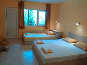 Zimmer mit 2 Betten und einem Fenster in der Unterkunft Nimpha Bungalows in Kamchia