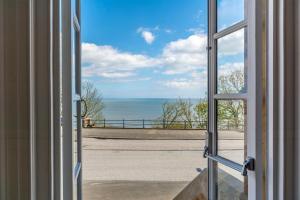 ein offenes Fenster mit Blick auf das Meer in der Unterkunft Weston Hotel in Scarborough
