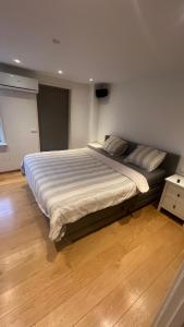เตียงในห้องที่ Woonhuis Warmond centrum