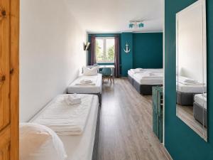una habitación con dos camas y un espejo en Elbhotel Dresden by AURUM, en Dresden