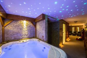 jacuzzi w pokoju z fioletowym sufitem w obiekcie Mileżówka - Noclegi&SPA w Ustroniu