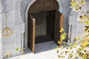 AJWA Sultanahmet - a member of Preferred Hotels & Resorts في إسطنبول: مدخل لمبنى فيه باب مفتوح