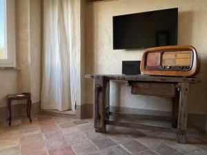 an old tv sitting on a table in a room at La chesa de Prit in Verucchio