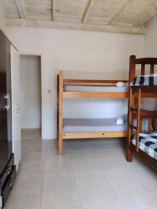 a room with two bunk beds in a room at Bosque del Este in Balneario Buenos Aires