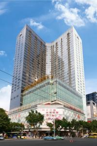 un grand bâtiment avec deux grands bâtiments dans l'établissement Pengman Beijing Rd. A-mall Apartment, à Canton