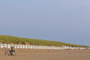 a beach with a row of beach huts at Bed en Bad De Koog in De Koog +9 photos