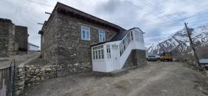 a building with a door on the side of it at Khinalig Shaiq Guest House in Xınalıq