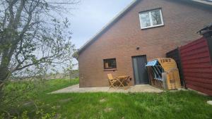 a house with a porch and a table and chairs at Sorayas Welt in Neufeld