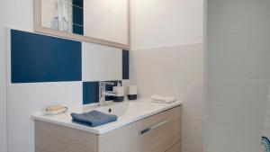a bathroom with a sink and a mirror at Gîte Les Légendes du Plessis in Iffendic +23 photos