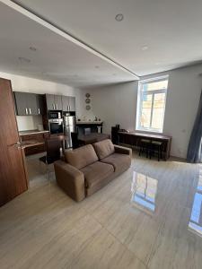 a living room with a couch and a kitchen at Valletta Waterfront Hideaway in Il-Furjana