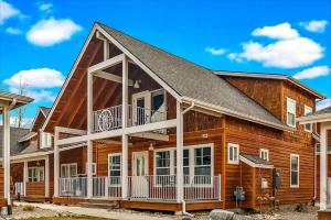 a log cabin with a gambrel roof at Comfy & close to Lake Pend Oreille & Schweitzer in Dover