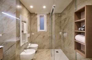 a bathroom with a shower and a toilet and a sink at Elegante appartamento - centro Lecco in Lecco