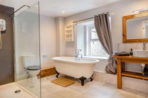 a bathroom with a tub and a shower and a toilet at 3 Bed in Kirriemuir oc-96450 in Kirriemuir +21 photos