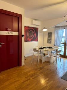 a dining room with a table and chairs and a painting at MIALLEGRA Guest House in Bellona