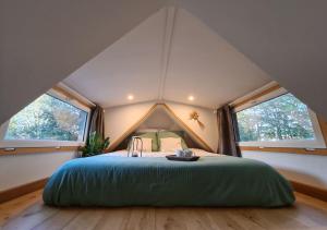 a bedroom with a bed in a tiny house at Tiny House Bord de Mer in Plouarzel
