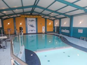 a swimming pool in a gym with a swimming pool at The Key is Under the Mat in Polperro