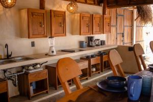 eine Küche mit Holzschränken und einer Arbeitsplatte in der Unterkunft Cabaña Jules in Bacalar